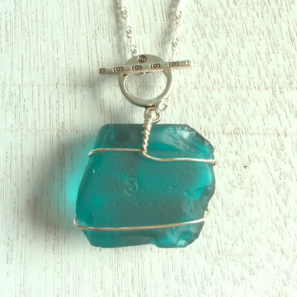HP🎉Wire wrapped sea glass necklace